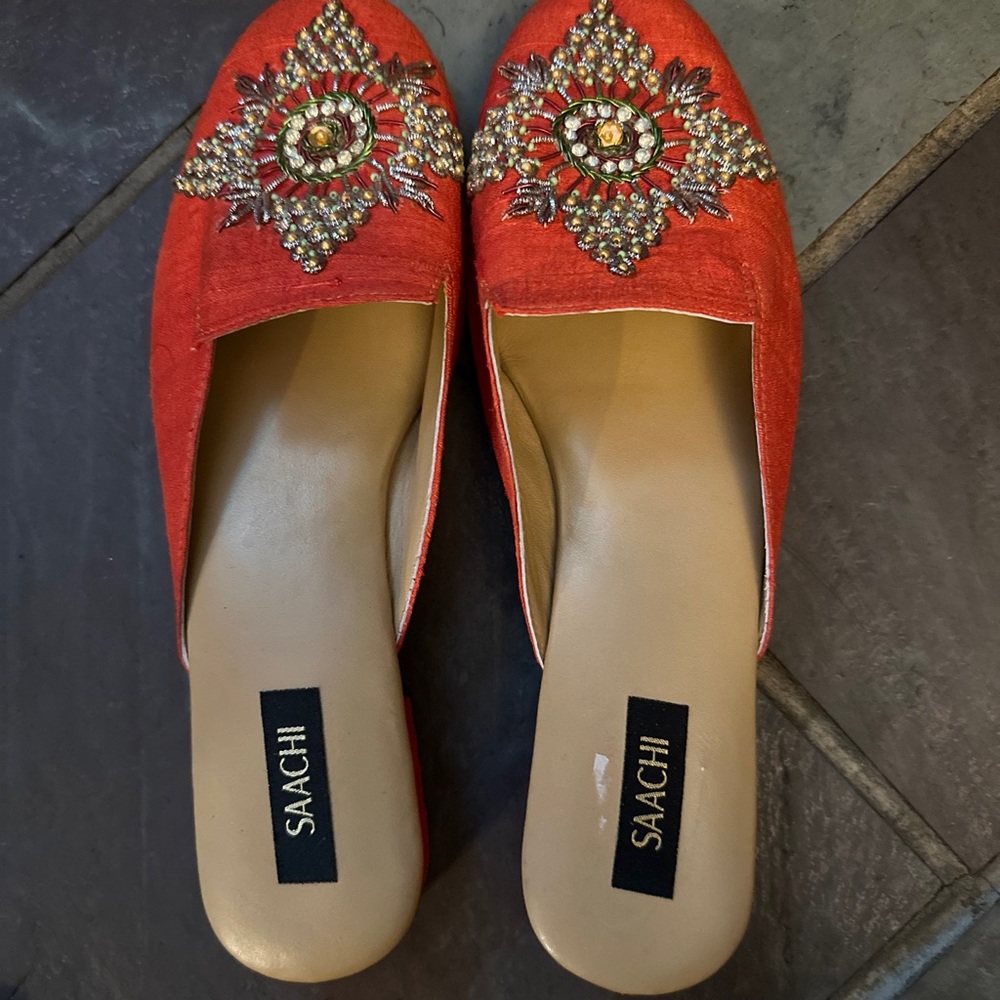 Vintage Saachi Flats